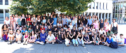 Gruppenbild der Schüler aus Dole und Lahr auf dem Rathausplatz