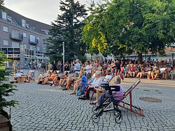 Publikum auf dem Museumsplatz.