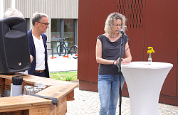 Auf dem Foto sieht man rechts Dorothée Batista-Luis, die Leiterin der Schlachthofs – Kinder, Jugend und Kultur, links von ihr Oberbürgermeister Markus Ibert