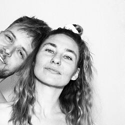 Schwarzweiß-Porträt einer jungen Frau und eines jungen Mannes