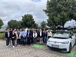 Gruppenbild mit Elektroauto