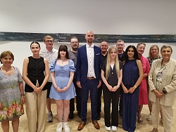Gruppenbild mit Alina Wagner, Shanna Gruzinski, Tony Sömmering, Anna-Lena Seidler und Maryam Hashim (vorne Mitte, von links) mit Lehrkräften der Abendrealschule Lahr