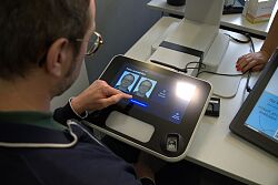 Bürger wählt sein Passfoto.