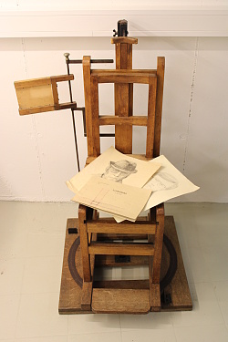 Stuhl auf dem Bilder von möglichen Tatverdächtigen liegen.