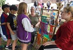 Kinder kaufen bunte Bänder.