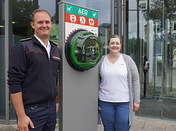 Feuerwehrkommandant Georg Schinke und Emely Lewen vom Gebäudemanagement der Stadt Lahr präsentieren den Defibrillator auf dem Rathausplatz. 