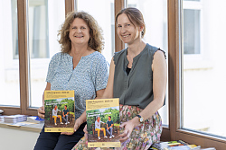 Leiterin Carmen Wenkert und Philine Schweikert, Fachbereichsleiterin Sprachen (von links), präsentieren das neue Programm der Volkshochschule Lahr.