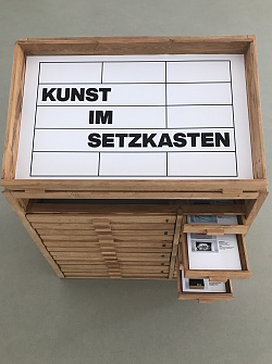 Blick von oben auf einen Setzkasten