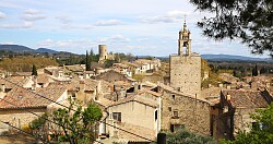 Blick auf die Gemeinde Cucuron in der Provence