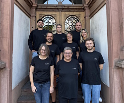 Gruppenbild vom Team Geoinformation: Annette Lienhart, Martina Migneault, Manuel Nübel (vorne, von links), Nico Börschig, Simone Hug, Irena Lamand (Mitte, von links), Nils Schneckenburger, Abteilungsleiter Markus Nerz und Nico Baumann (hinten, von links).&#13;&#10;
