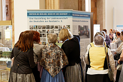 Das Foto zeigt Informierende ausgestellte Fotos und Texte. 