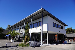 Das Foto zeigt das neue Bürogebäude vom Bau- und Gartenbetrieb Lahr. 