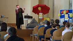 Das Bild zeigt die Abschlussveranstaltung von &#34;Heiß auf Lesen&#34; mit dem Zauberkünstler und Lese-Magier Chris Hyde.