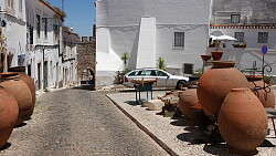 Das Foto zeigt in rotem Ton getöpferte Waren, die typisch für die portugiesische Stadt Estremoz sind. 