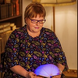 Auf dem Bild ist die Buchbloggerin Elke Schwörer zu sehen.