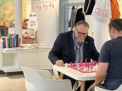 Auf dem Foto sieht man Lahrs Erster Bürgermeister Guido Schöneboom während eines Schach-Spiels im Museum