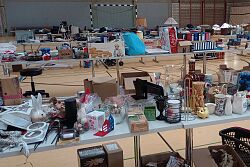 Auf dem Foto sieht man mehrere volle Tische mit unterschiedlichen Haushaltartikeln.