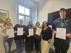 Fachberaterin Asli Schulte (Fünfte von links) gratuliert Tanja Lemke, Kerstin Tritz, Esma Kamber, Irina Wick (von links) und Fabian Schreiber (rechts) zum erfolgreichen Abschluss der Weiterqualifizierung.