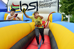 Das Foto zeigt ein Kind beim Bungee Run