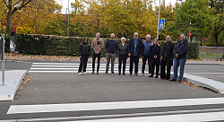 Neue Mittelinsel und Fußgängerüberweg auf der Otto-Hahn-Straße