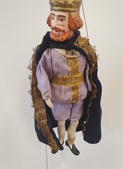 Das Foto zeigt einen König von Mina Beckers Puppentheater