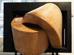 Schwarzer Rahmen aus dem zwei Balken herrauskommen und in einander verhacken.