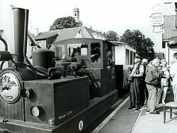 Das Lahrer Bähnle beim Halt vor dem ehemaligen Gasthaus Krone in Lahr-Dinglingen