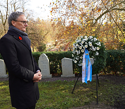 Oberbürgermeister Markus Ibert an der Gedenktafel 