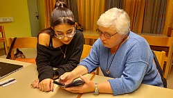 Unterstützung beim Umgang mit dem Smartphone, wie hier bei Hala Fayad und Andrea Trapp (von links) in der &#34;Digitalhilfe hoch drei&#34; des Lahrer Bürgerzentrums Treffpunkt Stadtmühle, ist auch über die Taschengeldbörse des Lahrer Mehrgenerationenhauses möglich.