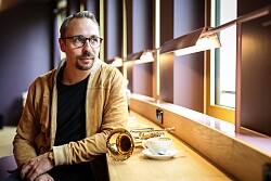 Menzel Mutzke mit seinem Instrument