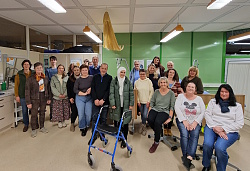 Gruppenbild der erfolgreichen Teilnehmerinnen und Teilnehmer der Schulung für Betreuung von Menschen mit Demenz zusammen mit einigen Einsatzleitungen sowie zwei Schülern der Maria-Furtwängler-Schule mit Lehrerin Gabriele Haiß