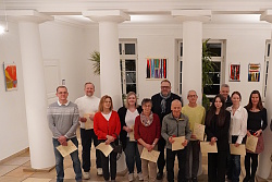 Die engagierten Blutspender erhielten eine Urkunde und posieren mit Guido Schöneboom vor der Kamera.