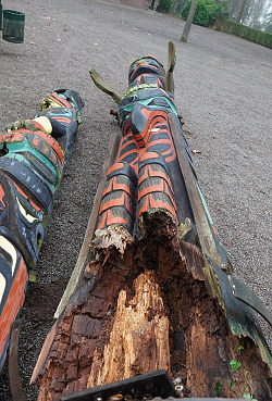 Großaufnahme der morschen Teile vom Totempfahl 