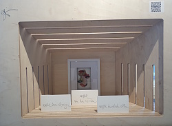 Holzkiste mit Collage sowie beschriebenen Karten