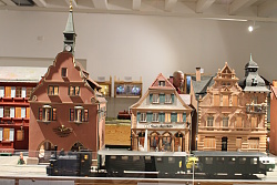Modelleisenbahn vor der Kulisse des Alten Rathauses in Lahr