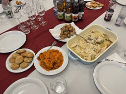 Das Foto zeigt einen gedeckten Tisch mit einer Auswahl an römerzeitlichen Speisen