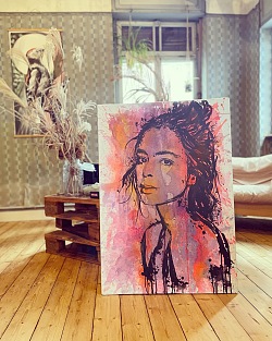 Porträt einer jungen Frau in schwarzen Konturen vor rotem Hintergrund, aufgestellt in einem hellen Zimmer mit Parkettboden