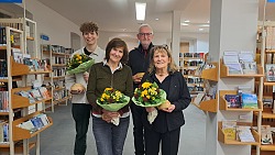 Vier Personen mit Blumensträußen und Preisen in Form des Gebäckstücks &#34;Lahrer Murre&#34;, im Hintergrund Bücherregale