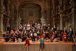 Das Foto zeigt das Barockorchester auf der Bühne beim Auftritt in Bayreuth