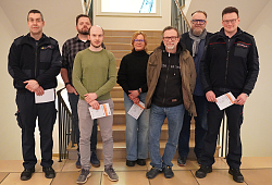 Gruppenbild der erfolgreichen Sportlerinnen und Sportler der Stadt Lahr mit Personalratsvorsitzender Heiko Heimburger (2. v. l.) und Erster Bürgermeister Guido Schöneboom  (2. v. r