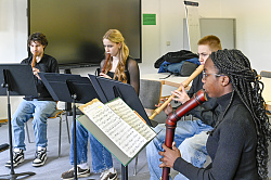Das Foto zeigt das Blockflötenquartett beim Einspielen für den Auftritt bei „Jugend musiziert“. 