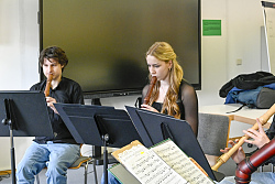 Das Foto zeigt das Blockflötenquartett beim Einspielen für den Auftritt bei „Jugend musiziert“. 