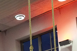 Fritz Kälble vom Zirkus Lahrifahri zeigt einem Mädchen Übungen am Trapez  