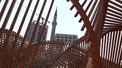 Das Foto zeigt die Holzskulptur in Albaniens Hauptstadt Tirana