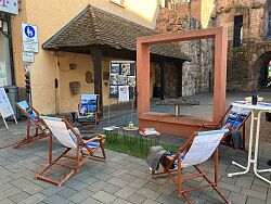 Gemütliches Wahlwohnzimmer am Storchenturm. Eingerichtet mit Lahr-Stühlen, Teppich und Tischchen