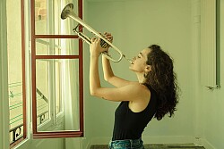 Foto von Alba Armengou mit ihrer Trompete