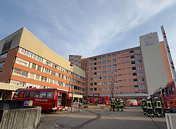 Feuerwehrfahrzeuge stehen vor dem Ortenauklinikum, in dem es zu einer Rauchentwicklung kam.