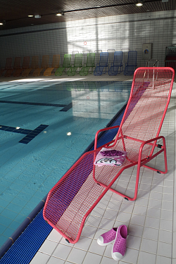 Auf dem Bild sieht man einen Liegestuhl und Badesachen im Hallenbad Lahr