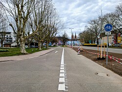 Das Bild zeigt den neuen Radweg am Friedrich-Ebert-Platz in Richtung Stadt