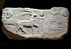 Das Foto zeigt den Brigach-Quellstein. Er weist mit den abgebildeten Tieren Hirsch, Hase und Vogel möglicherweise auf keltische Glaubensvorstellungen hin.